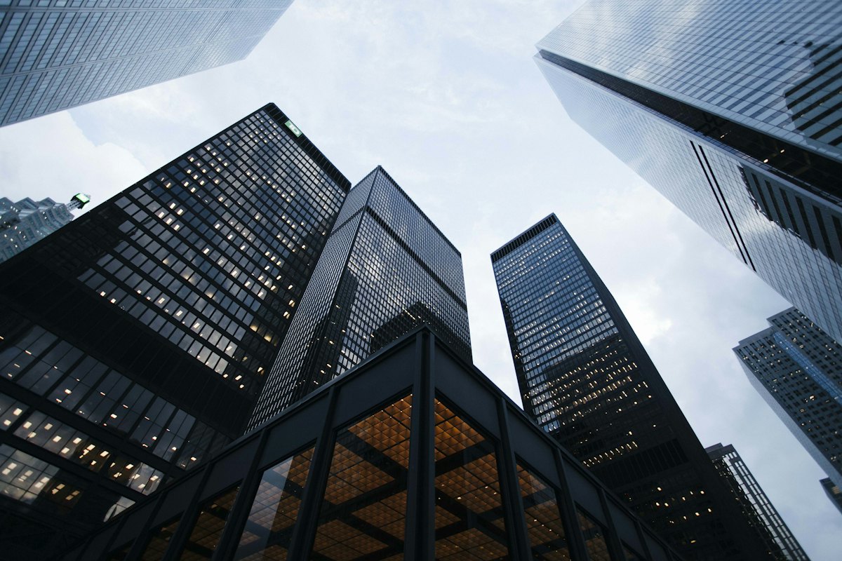 Edifícios comerciais com fachada de vidro