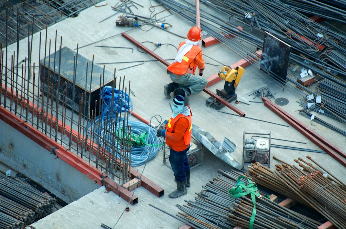 Equipe trabalhando em canteiro de obras