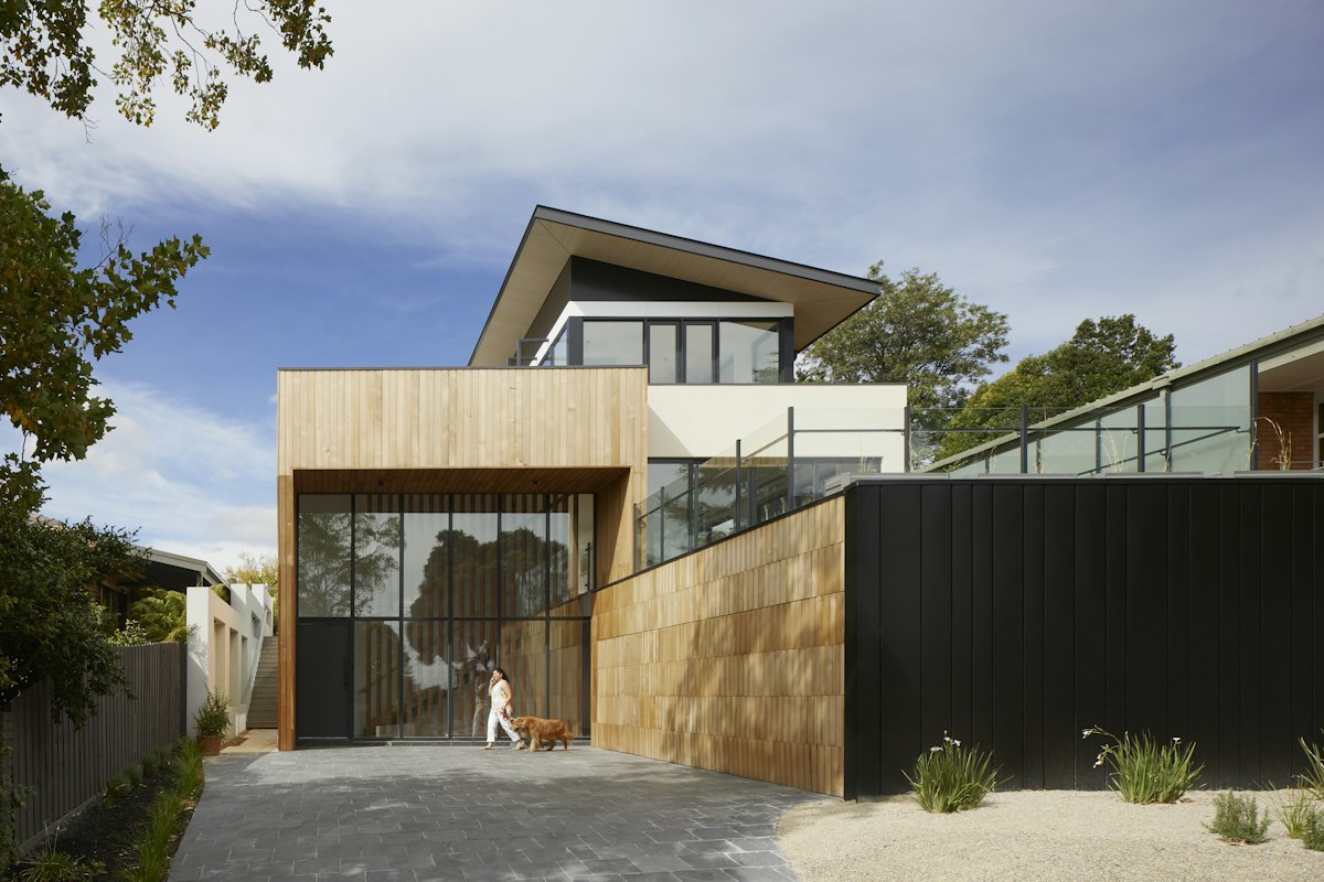 Casa moderna com fachada em madeira e preto